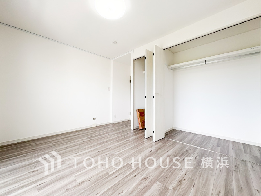 大きな窓からは快適な光を取り入れ、通気性能を上げる事で居心地の良い空間を演出します。多くの時間を過ごす住まいだからこそ、いつも快適な場所であるように心掛けています。