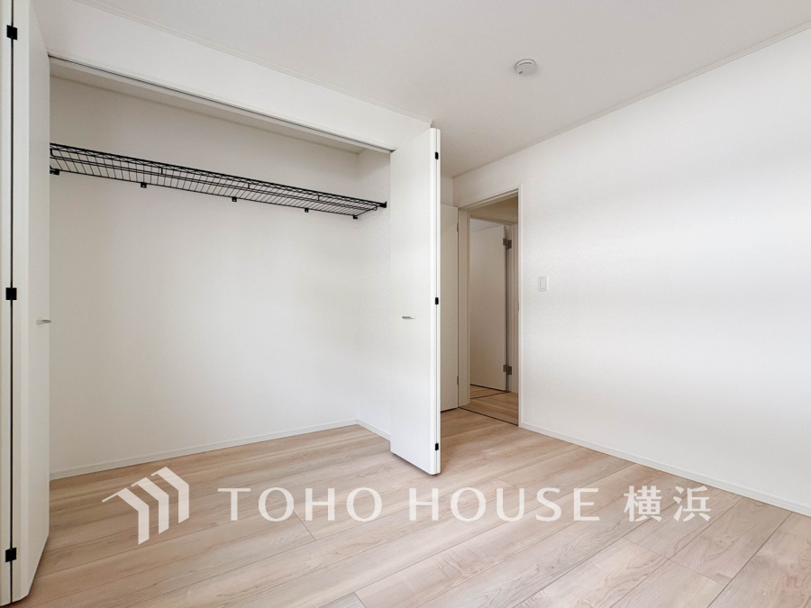シンプルで明るい洋室は収納力のあるクローゼット付き。ナチュラルな床材が温かみを演出します。