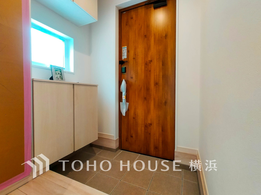 お客様をお迎えする玄関は落ち着いた雰囲気。帰り着くたびに洗練されたテイストの空間に迎えられ誇りと喜びを感じる玄関まわりです。 