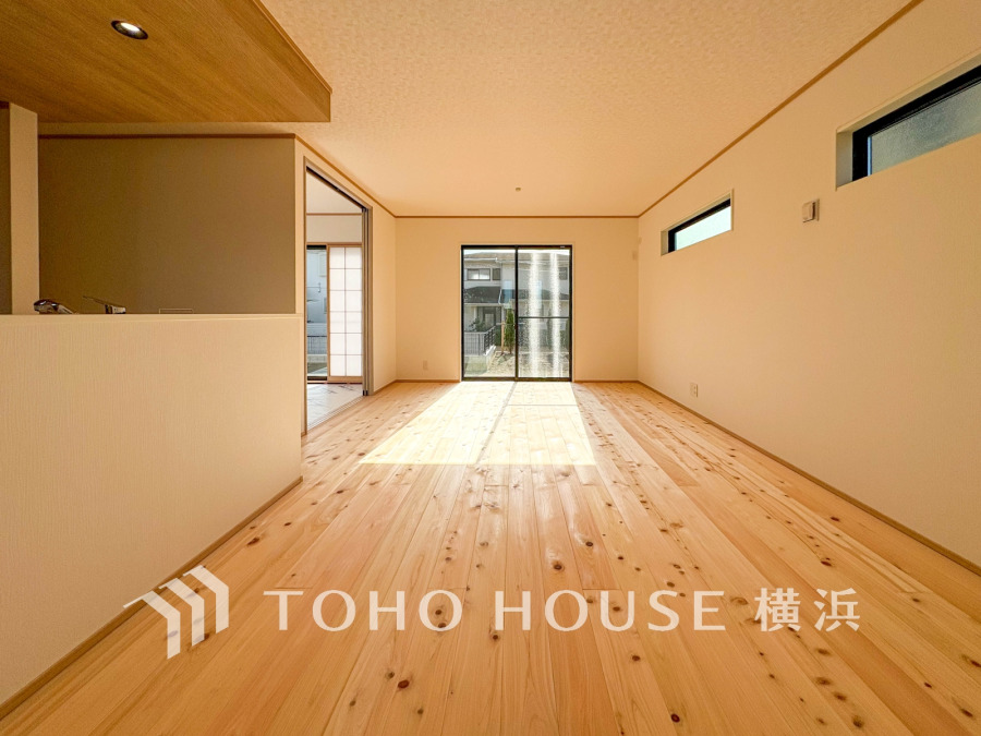 桧無垢材の床が温かみを演出する、陽光あふれる広々リビング。快適な暮らしを叶える開放感のある空間です。