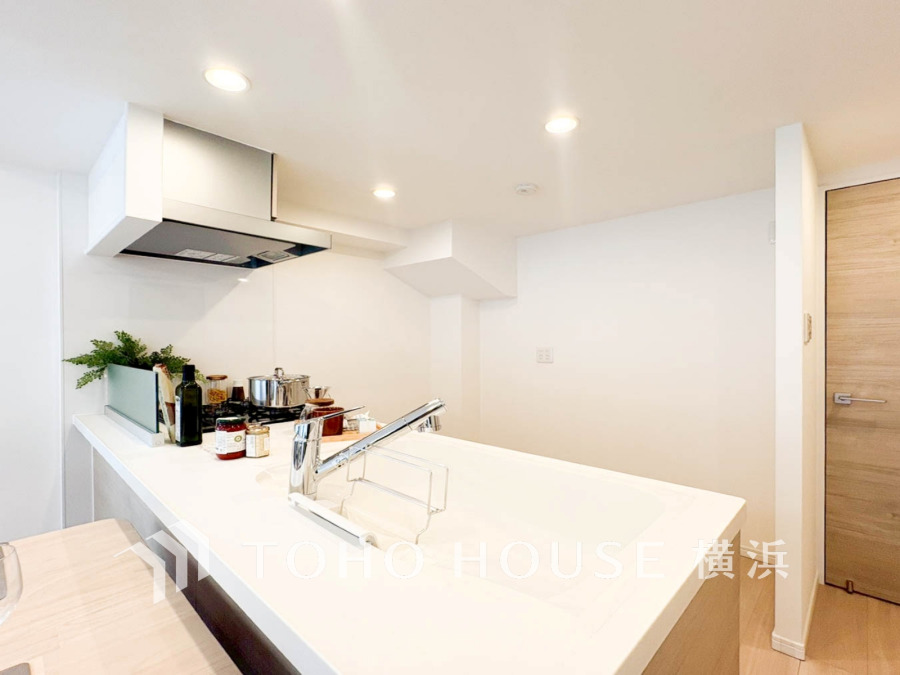 家事動線やリビングとのつながりに配慮し、食事の準備や片付けなどの家事を楽しくするキッチンスペースに仕上げました。毎日使う場所だから気持よく使えて、居心地の良い空間に。