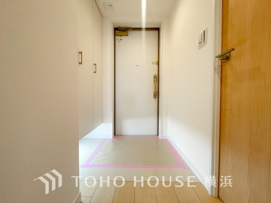 豊富な収納を備えた玄関。落ち着いた色を基調としていて、上質感のある空間です。
