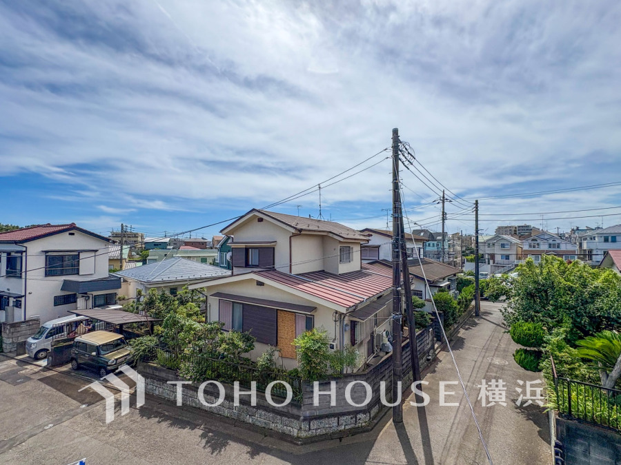 この開放感ある眺望と共に閑静な住宅街の季節感を演出する四季折々の変化を楽しめる心地よい場所となることでしょう。