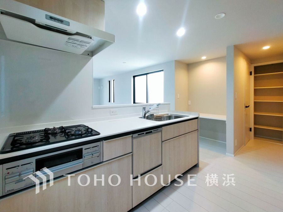明るく開放的な対面キッチン。広々とした収納スペースと使いやすい動線で家事も快適にこなせます。