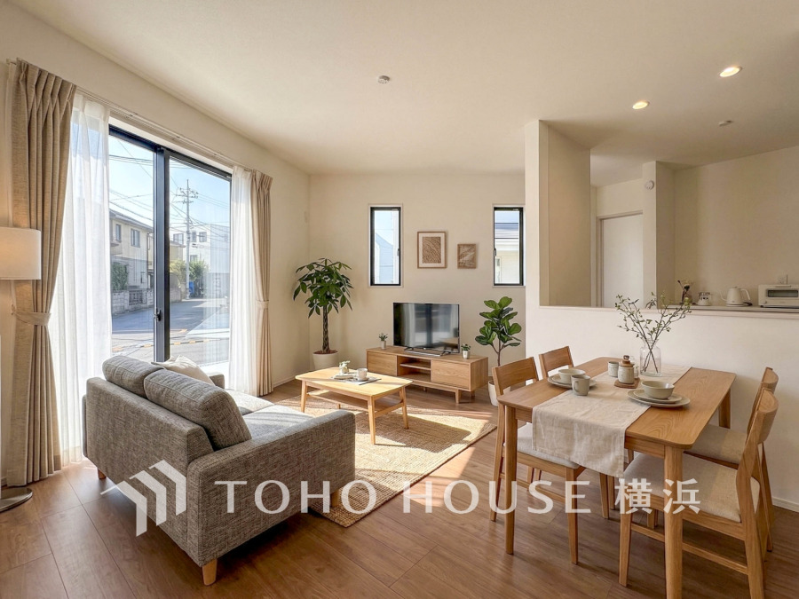 ご家族やお客様との時間など、多くの時を刻む空間。何気なく過ぎる時でさえも上質なひと時となる快適な空間を目指して。（家具・装飾品はAI加工です）