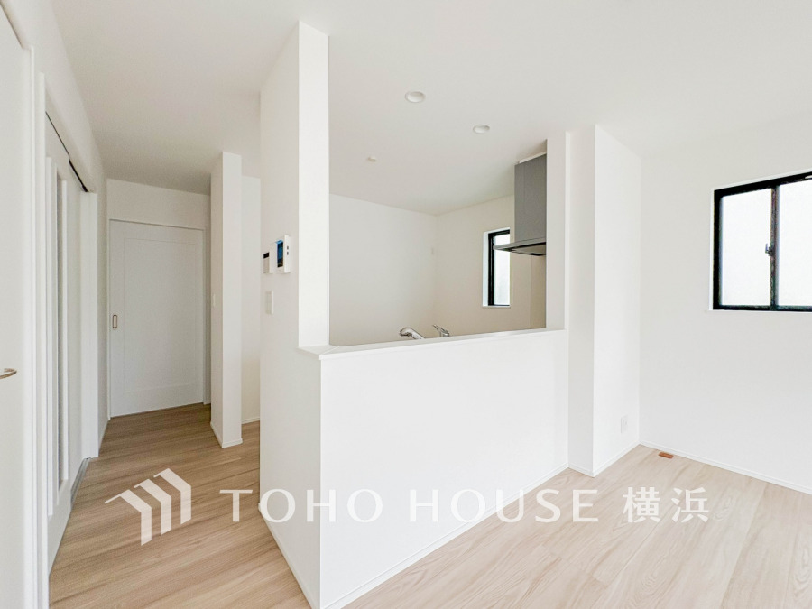 【Living room】
家族みんなが爽やかに健やかに過ごせるように、溢れる光をたっぷり取り込んだリビングダイニング。集いの場、憩いの場としての快適性を求めたやすらぎの空間です。