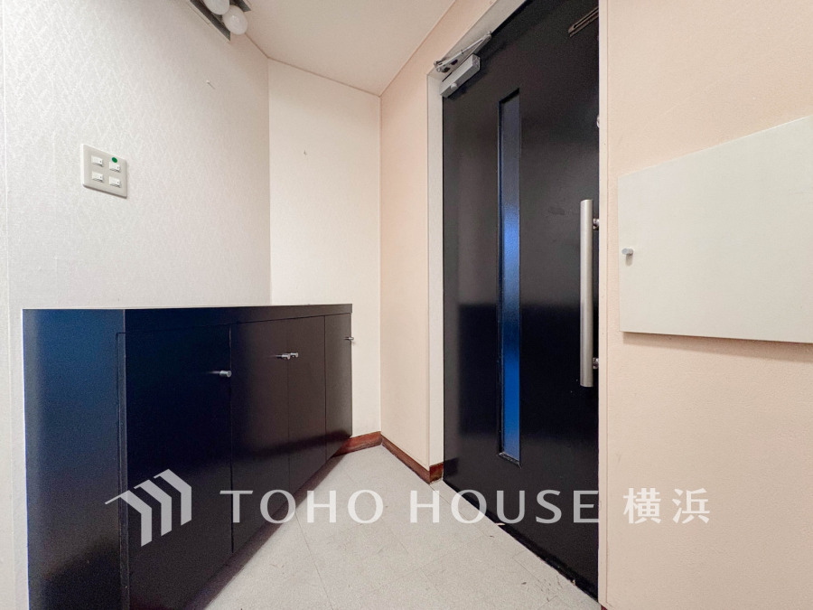 お客様をお迎えする玄関は落ち着いた雰囲気。帰り着くたびに洗練されたテイストの空間に迎えられ誇りと喜びを感じる玄関まわりです。