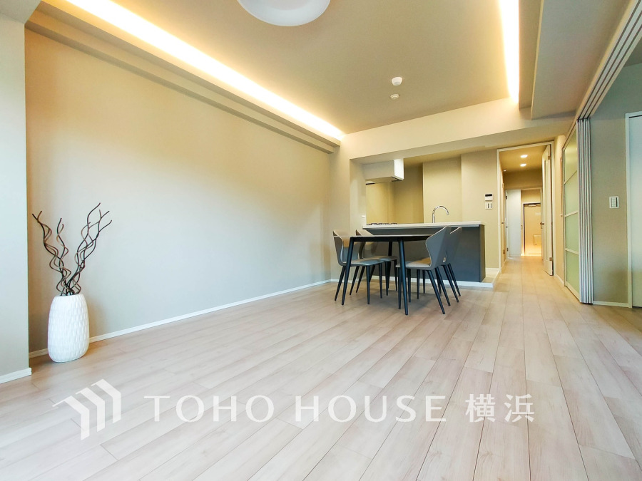 柔らかな光が広がり、デザインされた美しい内装が織り成す家族の集う場所。楽しい会話やさまざまな時が織りなすご家族の時間が丁寧に紡がれていく大切な空間。