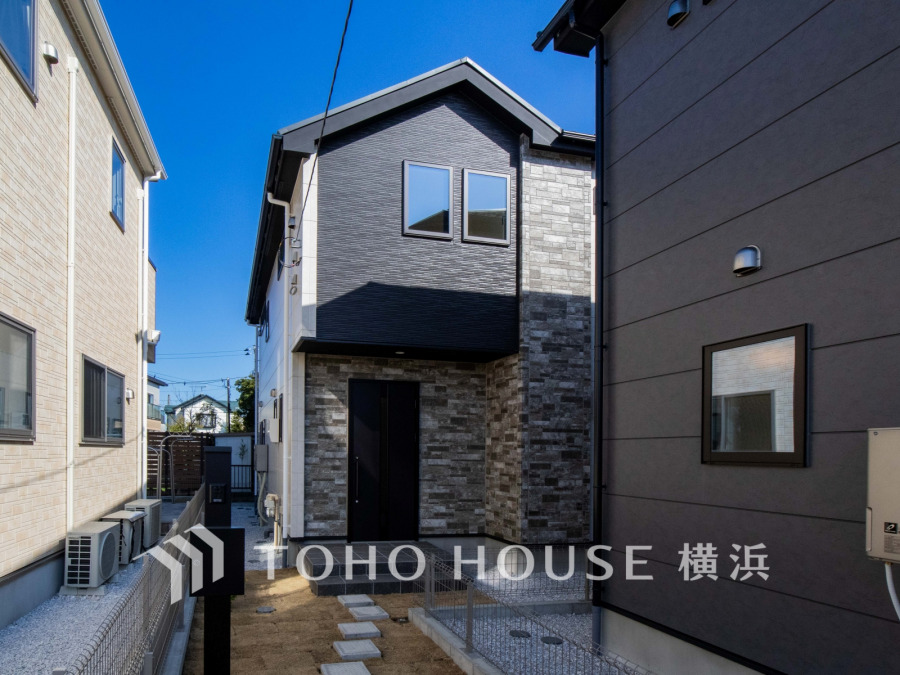 モダンなデザインと石調の外壁が調和した、落ち着きある新築一戸建ての外観です。