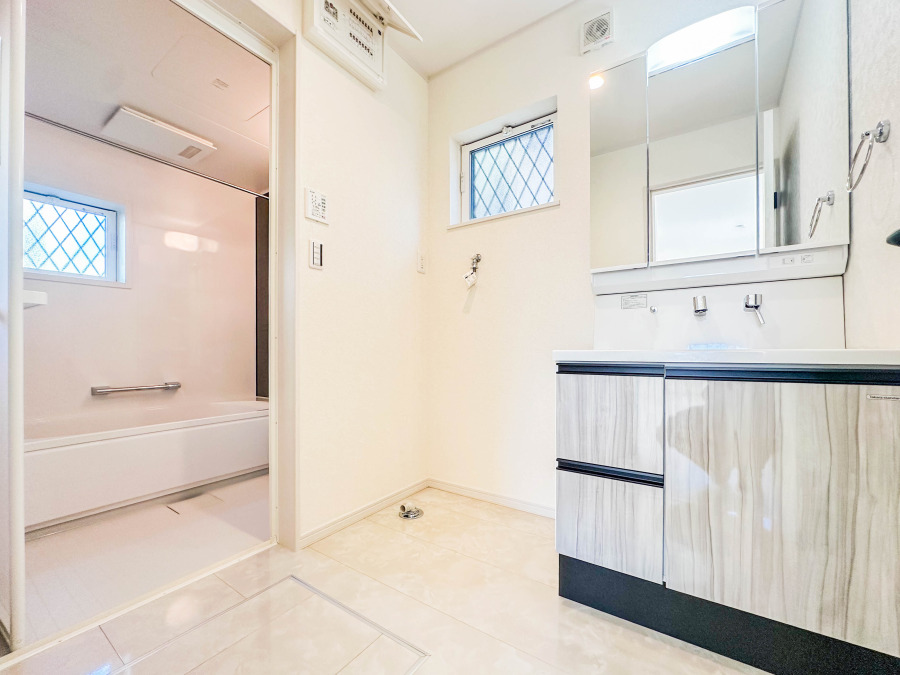 ご家族の1日が始まり、1日の終わりを締めくくる洗面空間。洗濯機を配置しても十分なスペースを確保した設計となっております。