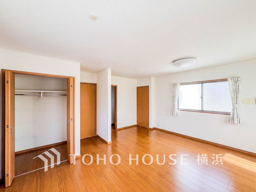 明るい自然光が差し込む広々とした洋室。収納豊富で使い勝手の良い快適な住空間です。