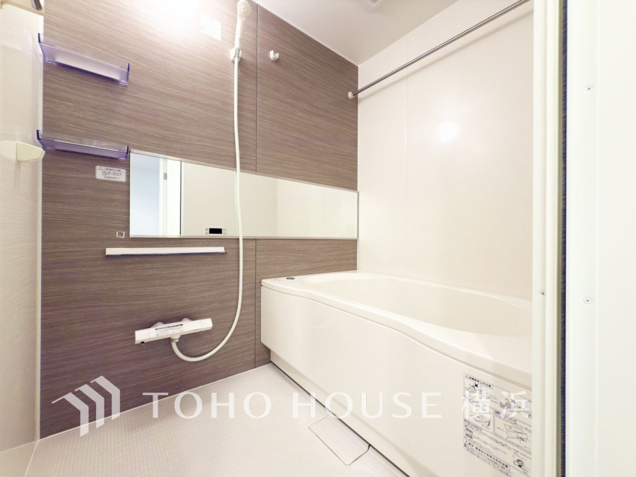 上質が感じられる質感とカラーリングで、清潔な空間美を実現。一日の疲れが癒される優雅なバスタイムを堪能できるゆとりあるバスルームです。