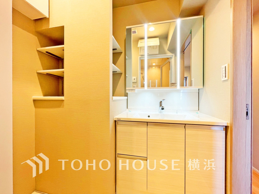 一日の始まりと終わりを心地よく演出してくれる、多彩な機能が備えられたパウダールーム。心地よいリフレッシュ空間です。大きく見やすい三面鏡で清潔感ある洗面台は、身だしなみチェックや肌のお手入れに。