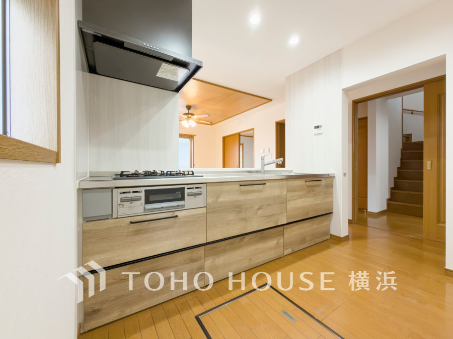 家事動線やリビングとのつながりに配慮し、食事の準備や片付けなどの家事を楽しくするキッチンスペースに仕上げました。毎日使う場所だから気持よく使えて、居心地の良い空間に。