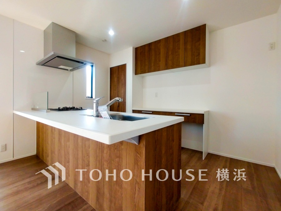 スタイリッシュなペニンシュラキッチンを採用。収納棚を背面に設置した統一感のあるキッチンスペースです。
