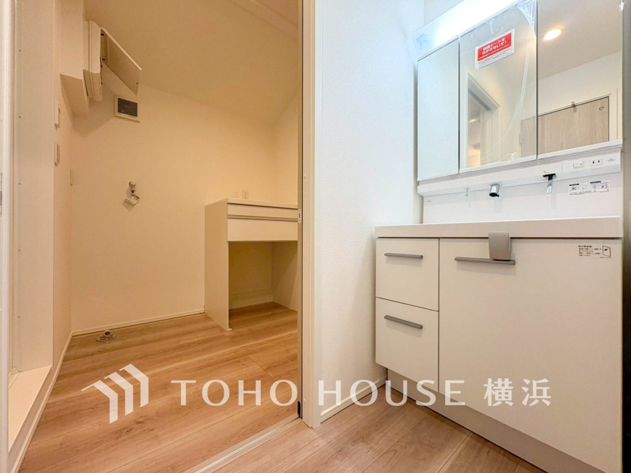 脱衣スペースを含む空間はゆとりの広さを設け、また洗面化粧台の鏡の後ろに収納スペースを設ける事により、散らかりやすい洗面スペースをスッキリ保てます。