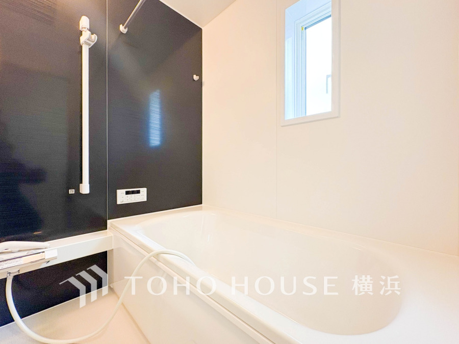 シンプルで清潔感のある浴室は、窓から自然光が入り明るく快適なバスタイムを演出します。