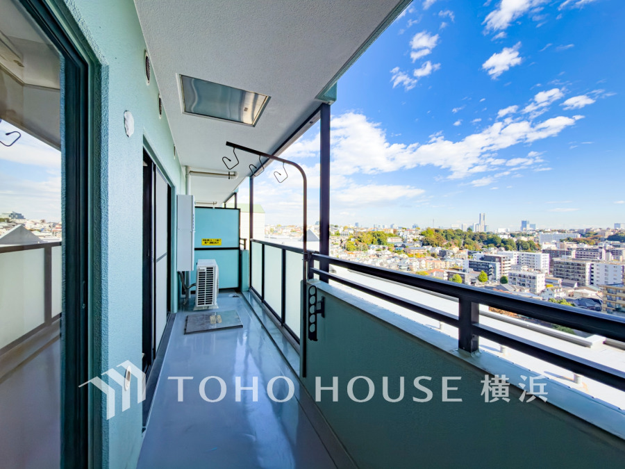 開放感あふれるバルコニーは、街並みと青空を一望できる快適な空間です。