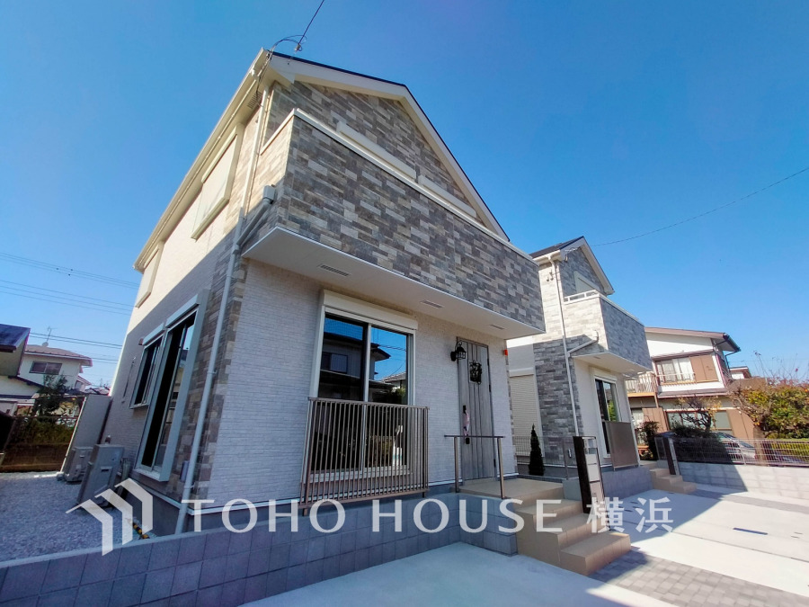 風を感じ青い空から太陽の恵みを感じる温もり溢れる佇まい。住む人を映し出す洗練された佇まいは、いつまでも輝き続けながらいつしか街の風景に溶け込んでいきます。