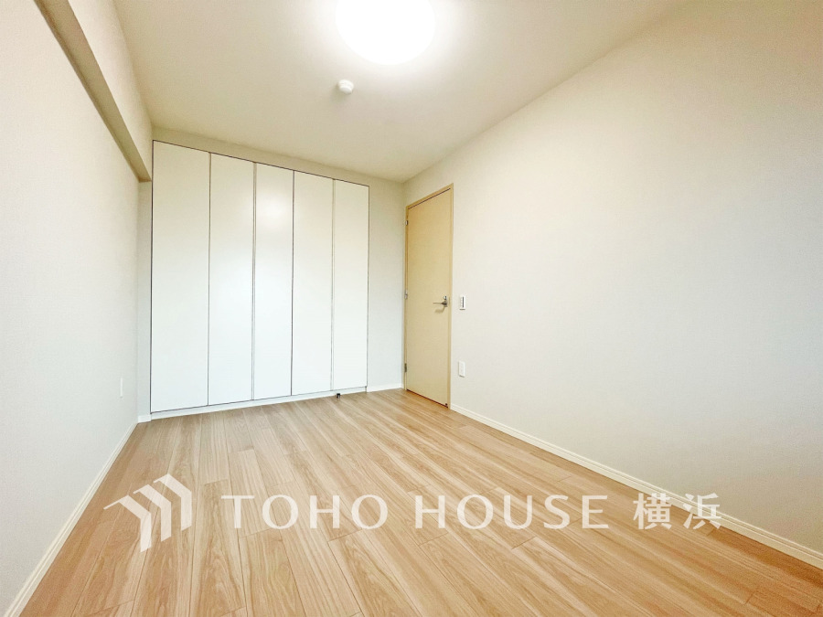 たっぷりの収納を備えた洋室。プライベートな自分時間を快適に過ごせるお部屋です。
