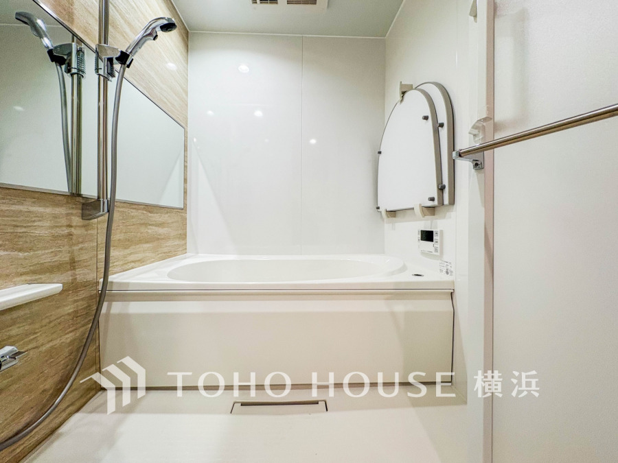 清潔感あふれるシンプルデザインの浴室。ゆったりとしたバスタブで一日の疲れを癒せます。