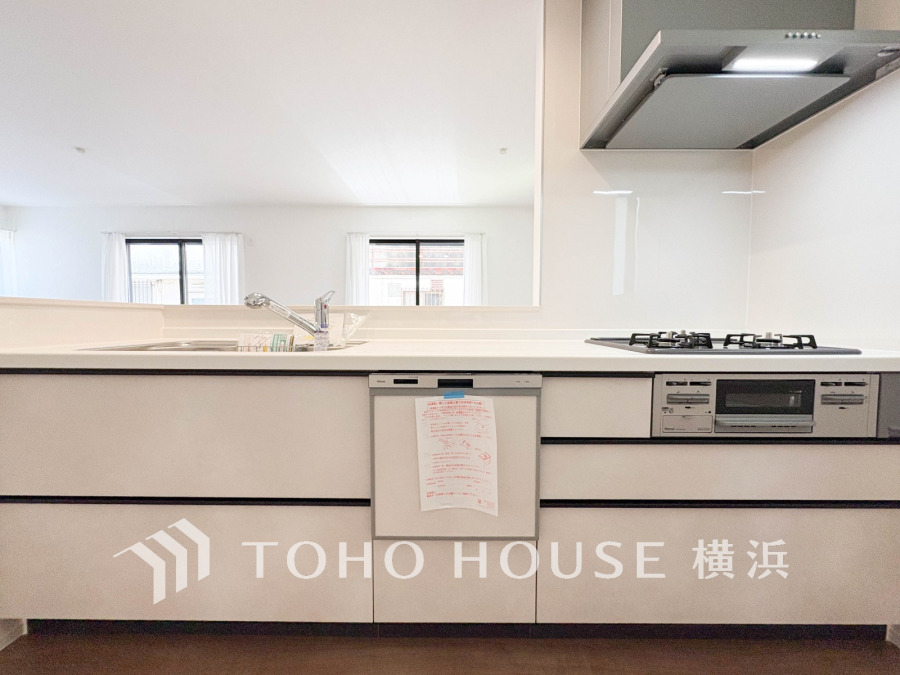 誰もが使いやすいデザインにこだわったキッチン。プライベートスペースを彩るインテリアとしての美と、快適な日常を支える機能性と強さがひとつになったキッチンです。