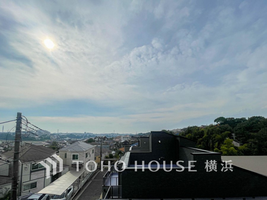 開放感があり、遮るものもなく気持ちのいい景色が広がります。お部屋にも爽やかな風と暖かく柔らかな日差しが差し込み、毎日の暮らしを豊かに彩ります。