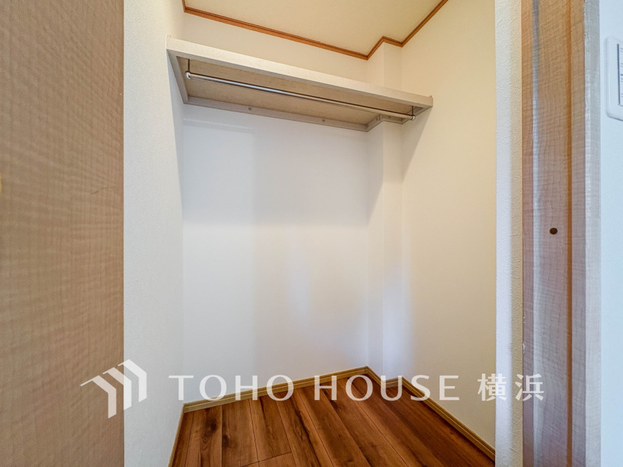 ウォークインクローゼットを完備。お子様のおもちゃやゴルフバックなど、大きなお荷物をお持ちの方や、季節物の家電製品やキャリーバック、お荷物が多い方でも安心のスペースです。