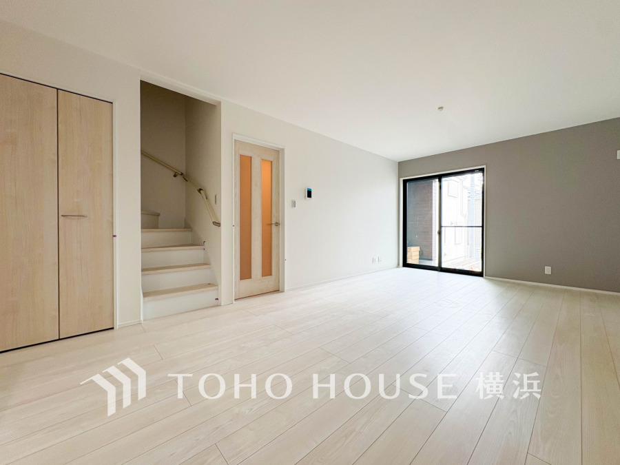 明るい日差しが差し込む広々としたリビング。シンプルな内装で多彩なインテリアが楽しめます。