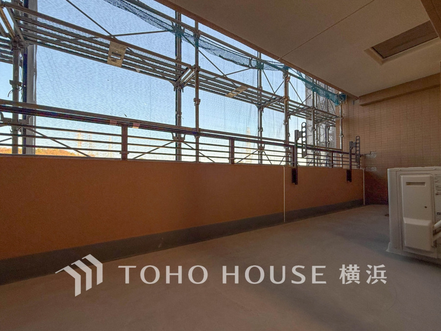 (2025年12月撮影)広々としたバルコニーは洗濯物干しに便利で、外の景色を楽しみながら快適に過ごせます。