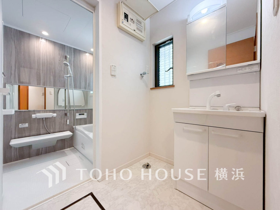 洗面台には三面鏡を採用。身だしなみを整えやすい事はもちろんですが、鏡の後ろに収納スペースを設ける事により、散らかりやすい洗面スペースをすっきりさせる事が出来るのも嬉しいですね。