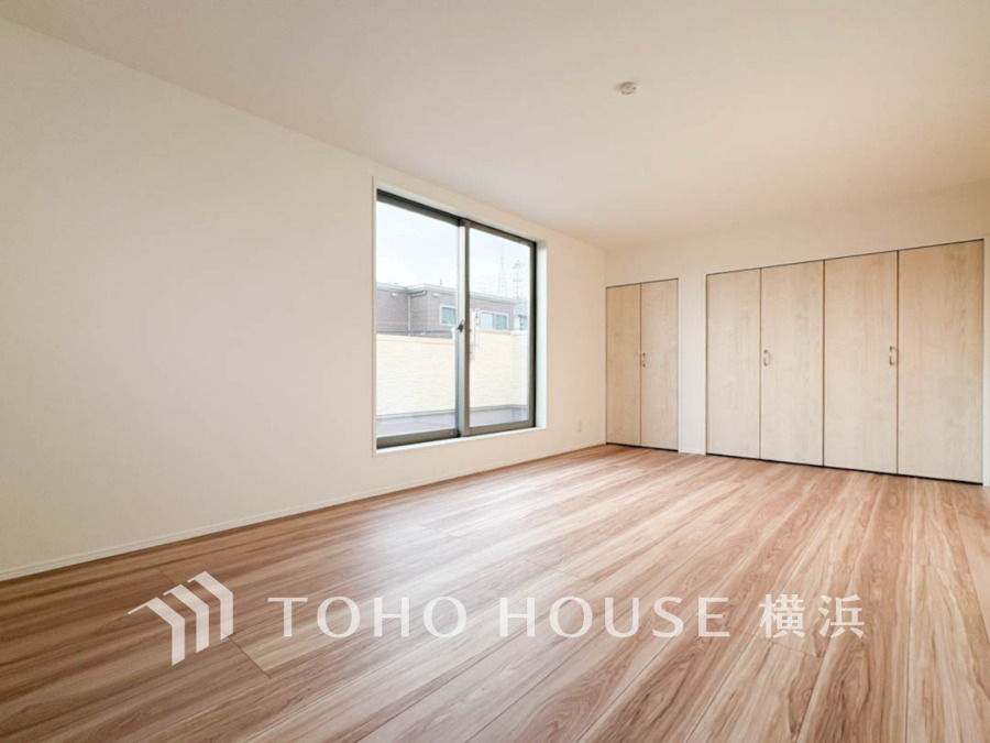 大きな窓から陽光が降り注ぐ、明るく開放的な居室。お子様の成長に合わせて子供部屋にも、家族の趣味の空間にも活用できる、将来性豊かな一部屋です。