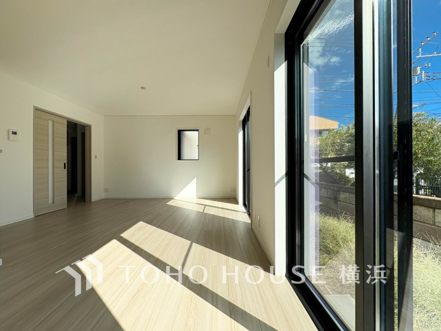 光と風が溢れる開放的なLDKには、自然と家族みんなが集まってきます。明るく穏やかな空気が流れるこの場所は、豊かな寛ぎと笑顔の団欒をいつも優しく守ってくれることでしょう。