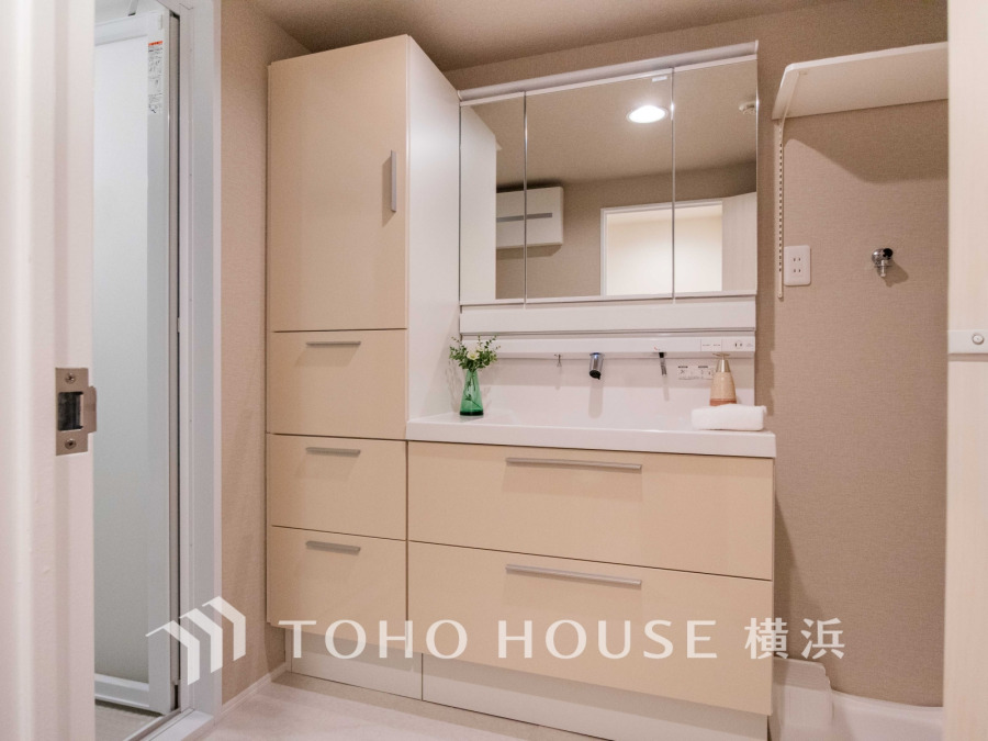 収納力豊富な洗面台と大きな三面鏡で、使い勝手と清潔感を両立した快適なパウダールームです。