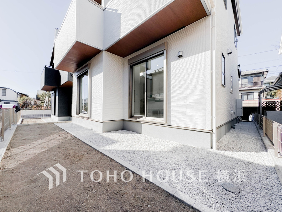 毎日の暮らしの中に癒しを与えてくれるお庭スペース。小さなお子様の遊び場にもちょうど良い空間です。ガーデニングで色とりどりの草花を綺麗に飾ればより一層華やかな空間になります。