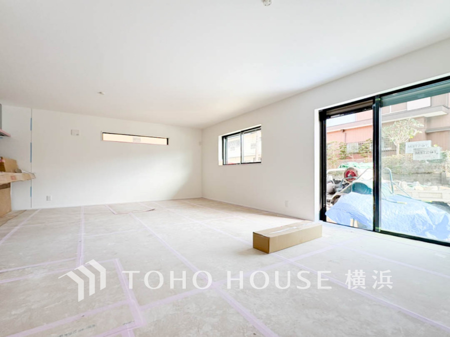 【2026年3月撮影】家族みんなが爽やかに健やかに過ごせるように、溢れる光をたっぷり取り込んだリビングダイニング。集いの場、憩いの場としての快適性を求めたやすらぎの空間です。