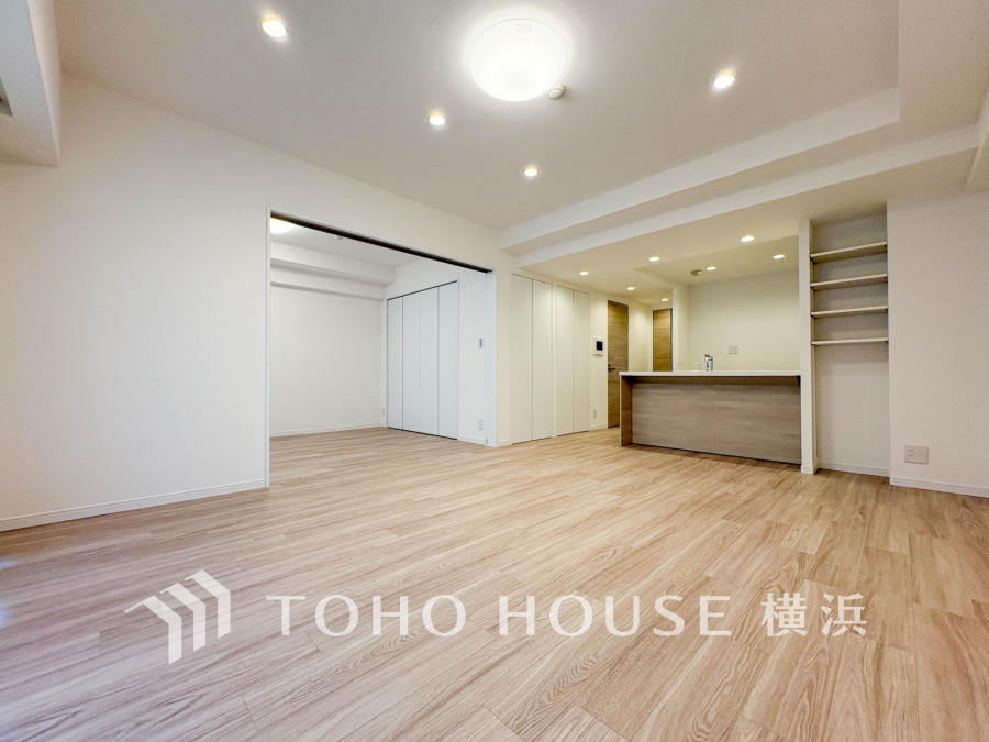 ここにはみんなが集い、食事と楽しい会話が始まる。話に夢中になりすぎて、ついつい時を忘れてしまう。そんな束の間の幸せを感じさせてくれる場所。