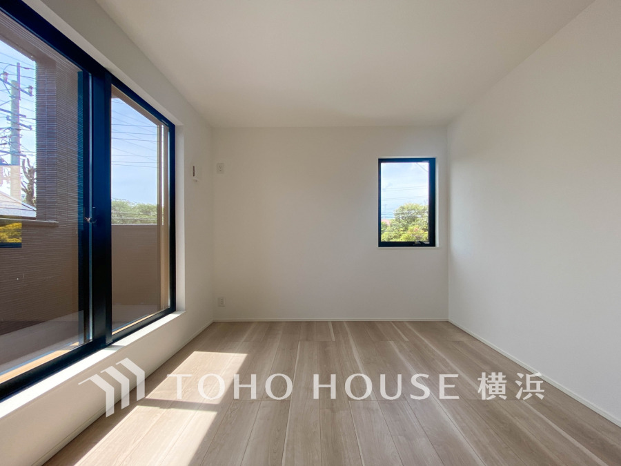 穏やかな風と陽光を導き、プライバシーに配慮された設計プランを採用し、居住性を一段と心地よいものにしています。明るく開放的な空間を演出しております。