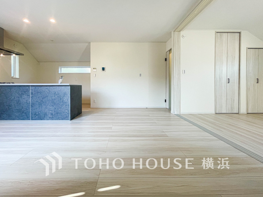 家族みんなが爽やかに健やかに過ごせるように、溢れる光をたっぷり取り込んだリビングダイニング。集いの場、憩いの場としての快適性を求めたやすらぎの空間です。