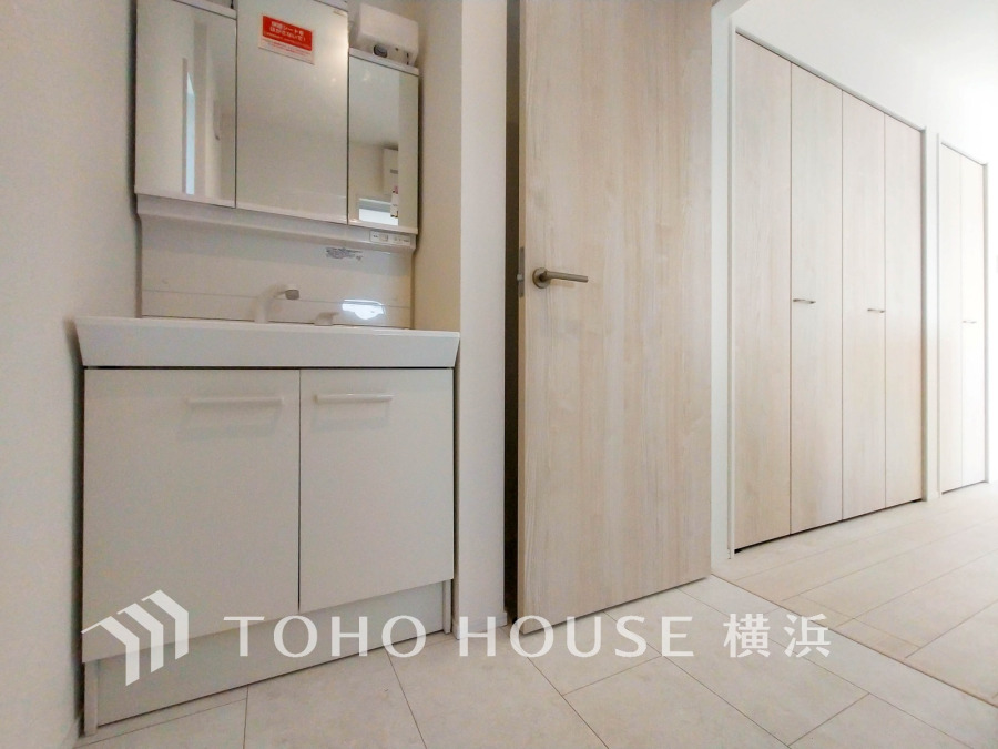 一日の始まりと終わりを心地よく演出し、多彩な機能が備えられたパウダールーム。心地よいリフレッシュ空間。清潔感ある洗面台は、身だしなみチェックや肌のお手入れに。