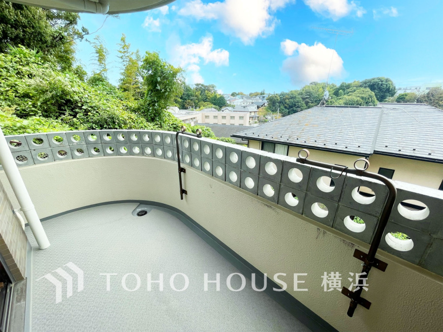 たっぷりの陽光が差し込むバルコニー。周辺には陽射しを遮る高い建物がなく、太陽の恵みを存分に享受できます。爽やかな風と暖かな陽射しが紡ぐハーモニーが日々の暮らしのBGMになることでしょう。