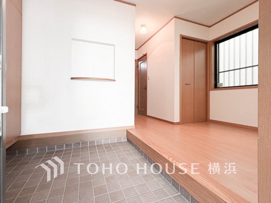 お客様をお迎えする玄関は落ち着いた雰囲気。帰り着くたびに洗練されたテイストの空間に迎えられ誇りと喜びを感じる玄関まわりです。 