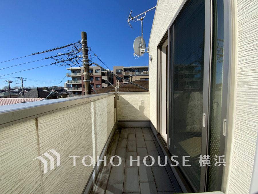 暮らしの中で光と風を演出してくれるバルコニー、見事なまでの開放的な空間を演出しながら、プライベート性も確保された空間は我が家の自慢です。