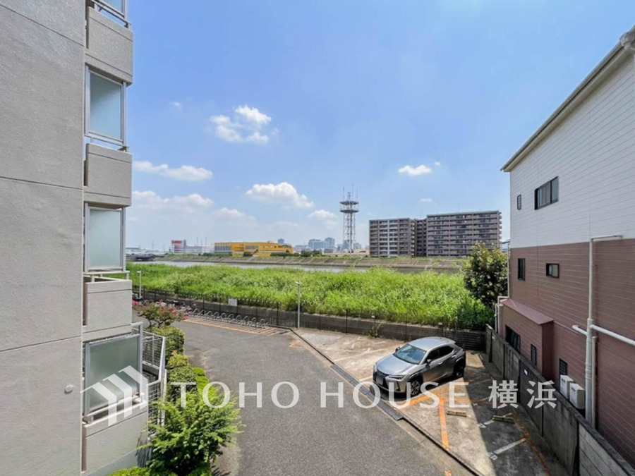 開放感あふれる眺望と明るい空が広がる、快適な住環境が魅力の物件外観です。