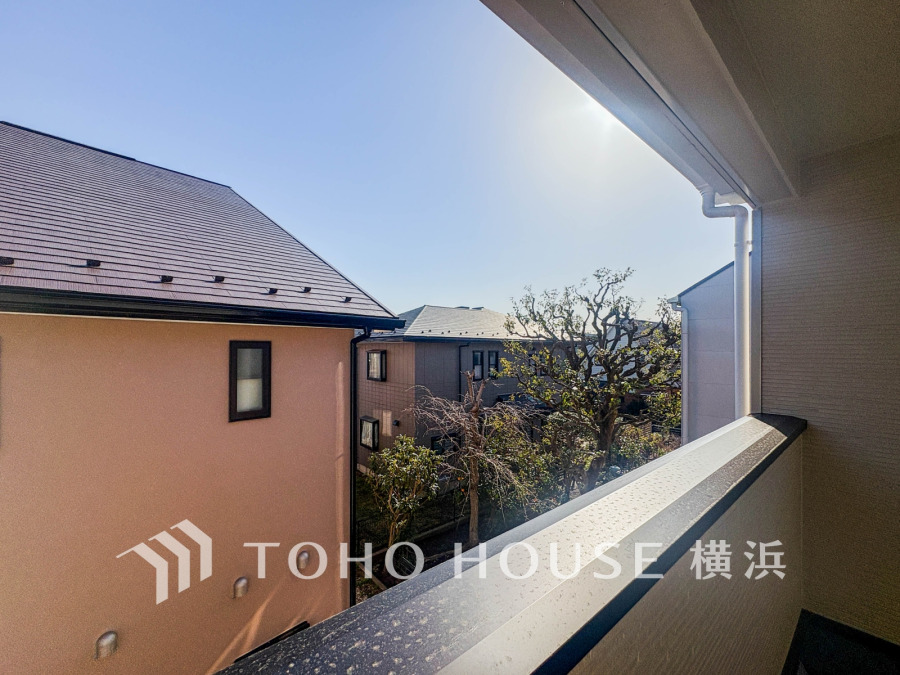 開放感があり、遮るものもなく気持ちのいい景色が広がります。お部屋にも爽やかな風と暖かく柔らかな日差しが差し込み、毎日の暮らしを豊かに彩ります。