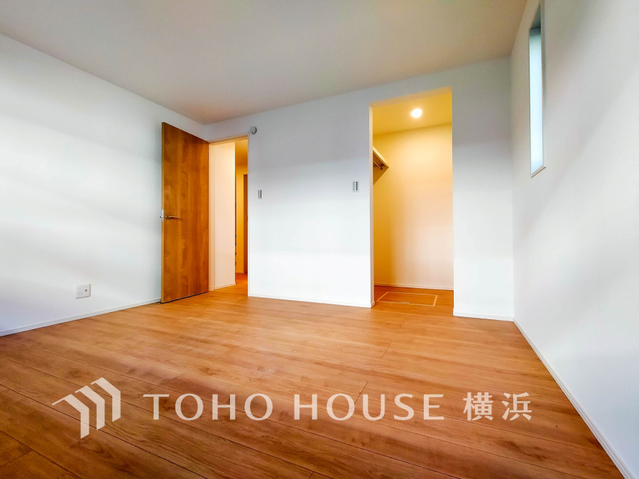 自然光が差し込むシンプルな居室。ウォークインクローゼット付きで収納力も充実しています。