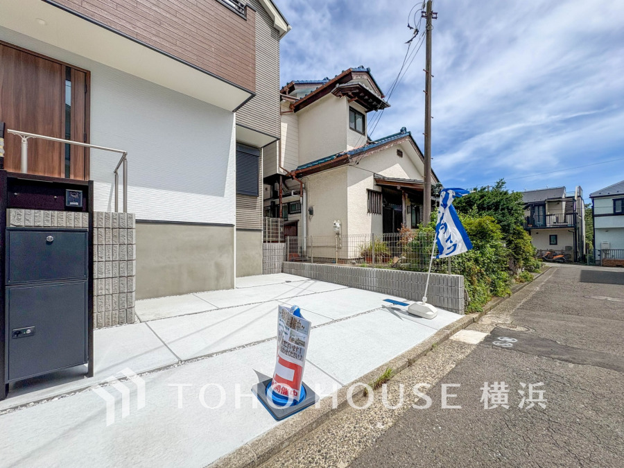 ゆったりとした駐車スペースを確保いたしましたので、大きめのお車でも駐車可能です。自転車やバイクなど、ゆとりのある敷地で置き場所に困ることはないでしょう。