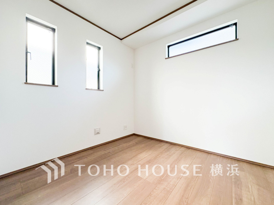 穏やかな風と陽光を導き、プライバシーに配慮された設計プランを採用し、居住性を一段と心地よいものにしています。明るく開放的な空間を演出しております。