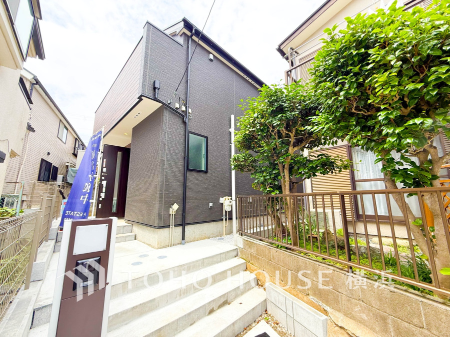穏やかな風と陽光を導き、プライバシーに配慮された設計プランを採用し、居住性を一段と心地よいものにしています。周辺環境とのコラボレーションにより明るく開放的な空間を演出。