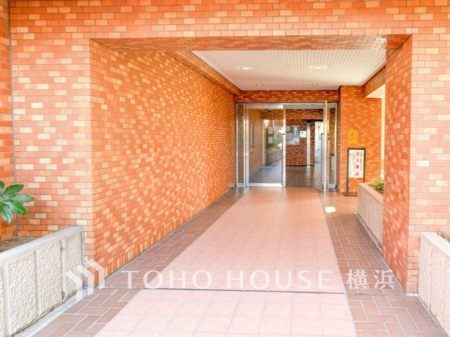 温かみのあるレンガ調タイルが印象的なエントランス。